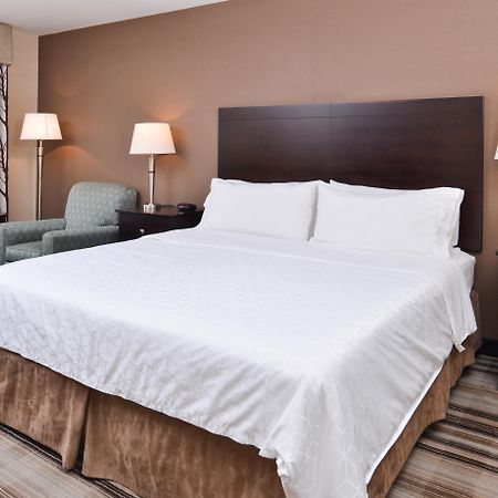 Holiday Inn Express & Suites Emporia Northwest By Ihg Exterior foto