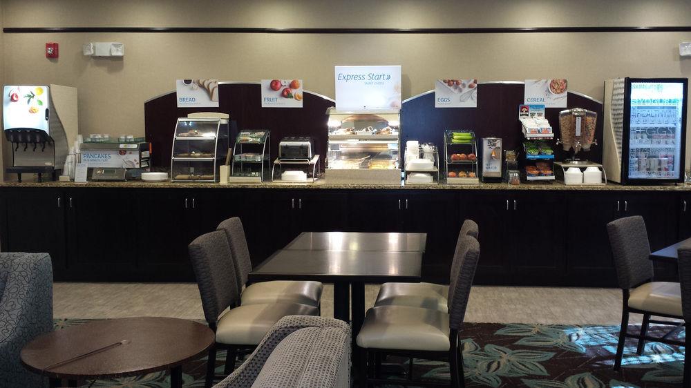Holiday Inn Express & Suites Emporia Northwest By Ihg Exterior foto